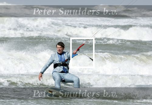 Bloemendaal 7 april 2022
Presentatie schoen van Beau v Erven Dorens in samenwerking met schoenenmerk Rehab. Beau komt al kite surfend aan . Zijn zonen zijn broers en vader zijn ook aanwezig bij strandtent de Republiek.