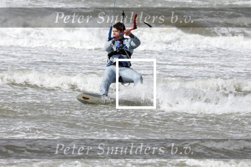 Bloemendaal 7 april 2022
Presentatie schoen van Beau v Erven Dorens in samenwerking met schoenenmerk Rehab. Beau komt al kite surfend aan . Zijn zonen zijn broers en vader zijn ook aanwezig bij strandtent de Republiek.