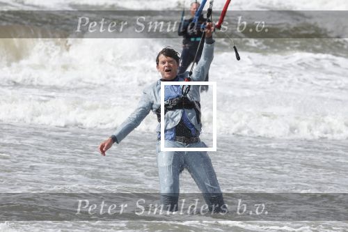 Bloemendaal 7 april 2022
Presentatie schoen van Beau v Erven Dorens in samenwerking met schoenenmerk Rehab. Beau komt al kite surfend aan . Zijn zonen zijn broers en vader zijn ook aanwezig bij strandtent de Republiek.