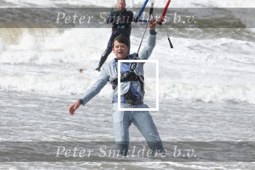 Bloemendaal 7 april 2022
Presentatie schoen van Beau v Erven Dorens in samenwerking met schoenenmerk Rehab. Beau komt al kite surfend aan . Zijn zonen zijn broers en vader zijn ook aanwezig bij strandtent de Republiek.