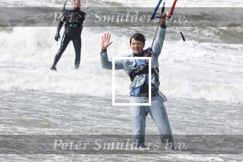 Bloemendaal 7 april 2022
Presentatie schoen van Beau v Erven Dorens in samenwerking met schoenenmerk Rehab. Beau komt al kite surfend aan . Zijn zonen zijn broers en vader zijn ook aanwezig bij strandtent de Republiek.
