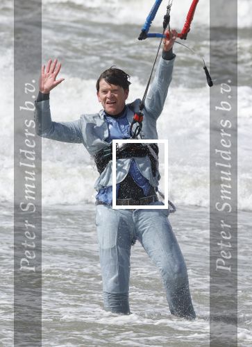 Bloemendaal 7 april 2022
Presentatie schoen van Beau v Erven Dorens in samenwerking met schoenenmerk Rehab. Beau komt al kite surfend aan . Zijn zonen zijn broers en vader zijn ook aanwezig bij strandtent de Republiek.