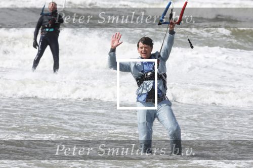 Bloemendaal 7 april 2022
Presentatie schoen van Beau v Erven Dorens in samenwerking met schoenenmerk Rehab. Beau komt al kite surfend aan . Zijn zonen zijn broers en vader zijn ook aanwezig bij strandtent de Republiek.