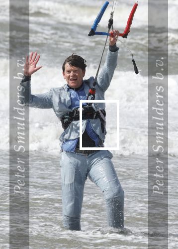 Bloemendaal 7 april 2022
Presentatie schoen van Beau v Erven Dorens in samenwerking met schoenenmerk Rehab. Beau komt al kite surfend aan . Zijn zonen zijn broers en vader zijn ook aanwezig bij strandtent de Republiek.
