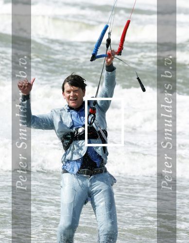 Bloemendaal 7 april 2022
Presentatie schoen van Beau v Erven Dorens in samenwerking met schoenenmerk Rehab. Beau komt al kite surfend aan . Zijn zonen zijn broers en vader zijn ook aanwezig bij strandtent de Republiek.