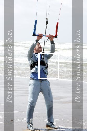 Bloemendaal 7 april 2022
Presentatie schoen van Beau v Erven Dorens in samenwerking met schoenenmerk Rehab. Beau komt al kite surfend aan . Zijn zonen zijn broers en vader zijn ook aanwezig bij strandtent de Republiek.