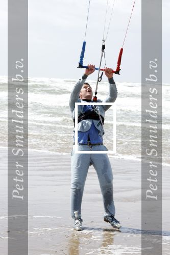 Bloemendaal 7 april 2022
Presentatie schoen van Beau v Erven Dorens in samenwerking met schoenenmerk Rehab. Beau komt al kite surfend aan . Zijn zonen zijn broers en vader zijn ook aanwezig bij strandtent de Republiek.