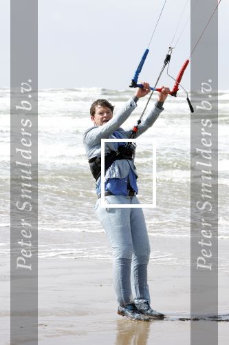 Bloemendaal 7 april 2022
Presentatie schoen van Beau v Erven Dorens in samenwerking met schoenenmerk Rehab. Beau komt al kite surfend aan . Zijn zonen zijn broers en vader zijn ook aanwezig bij strandtent de Republiek.