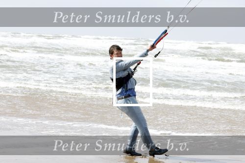 Bloemendaal 7 april 2022
Presentatie schoen van Beau v Erven Dorens in samenwerking met schoenenmerk Rehab. Beau komt al kite surfend aan . Zijn zonen zijn broers en vader zijn ook aanwezig bij strandtent de Republiek.