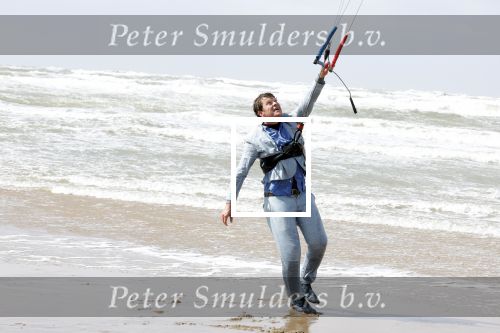 Bloemendaal 7 april 2022
Presentatie schoen van Beau v Erven Dorens in samenwerking met schoenenmerk Rehab. Beau komt al kite surfend aan . Zijn zonen zijn broers en vader zijn ook aanwezig bij strandtent de Republiek.