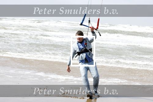 Bloemendaal 7 april 2022
Presentatie schoen van Beau v Erven Dorens in samenwerking met schoenenmerk Rehab. Beau komt al kite surfend aan . Zijn zonen zijn broers en vader zijn ook aanwezig bij strandtent de Republiek.