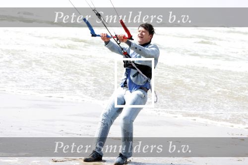 Bloemendaal 7 april 2022
Presentatie schoen van Beau v Erven Dorens in samenwerking met schoenenmerk Rehab. Beau komt al kite surfend aan . Zijn zonen zijn broers en vader zijn ook aanwezig bij strandtent de Republiek.