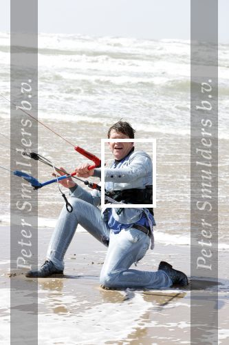Bloemendaal 7 april 2022
Presentatie schoen van Beau v Erven Dorens in samenwerking met schoenenmerk Rehab. Beau komt al kite surfend aan . Zijn zonen zijn broers en vader zijn ook aanwezig bij strandtent de Republiek.