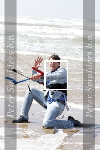 Bloemendaal 7 april 2022
Presentatie schoen van Beau v Erven Dorens in samenwerking met schoenenmerk Rehab. Beau komt al kite surfend aan . Zijn zonen zijn broers en vader zijn ook aanwezig bij strandtent de Republiek.