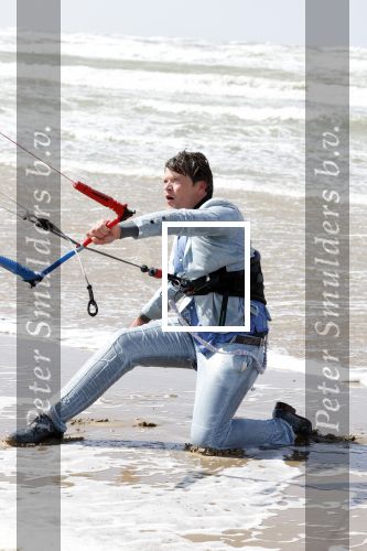 Bloemendaal 7 april 2022
Presentatie schoen van Beau v Erven Dorens in samenwerking met schoenenmerk Rehab. Beau komt al kite surfend aan . Zijn zonen zijn broers en vader zijn ook aanwezig bij strandtent de Republiek.