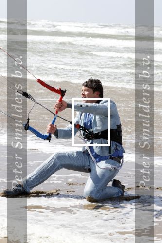 Bloemendaal 7 april 2022
Presentatie schoen van Beau v Erven Dorens in samenwerking met schoenenmerk Rehab. Beau komt al kite surfend aan . Zijn zonen zijn broers en vader zijn ook aanwezig bij strandtent de Republiek.