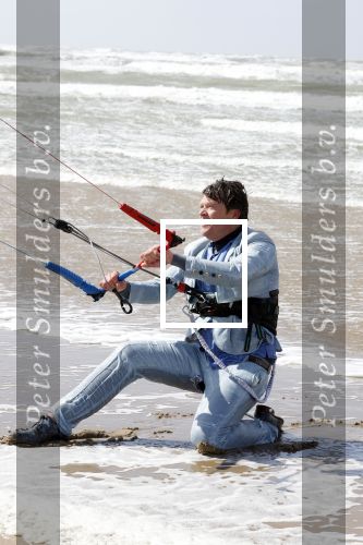 Bloemendaal 7 april 2022
Presentatie schoen van Beau v Erven Dorens in samenwerking met schoenenmerk Rehab. Beau komt al kite surfend aan . Zijn zonen zijn broers en vader zijn ook aanwezig bij strandtent de Republiek.