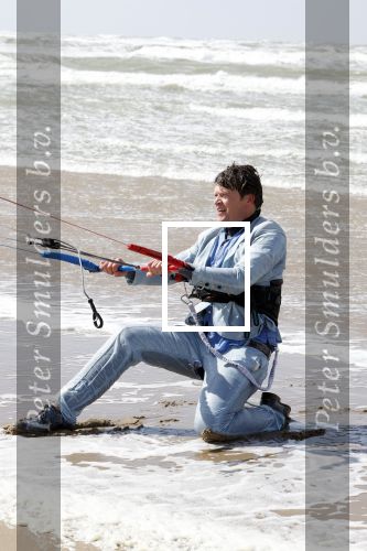 Bloemendaal 7 april 2022
Presentatie schoen van Beau v Erven Dorens in samenwerking met schoenenmerk Rehab. Beau komt al kite surfend aan . Zijn zonen zijn broers en vader zijn ook aanwezig bij strandtent de Republiek.