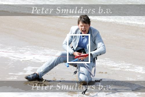 Bloemendaal 7 april 2022
Presentatie schoen van Beau v Erven Dorens in samenwerking met schoenenmerk Rehab. Beau komt al kite surfend aan . Zijn zonen zijn broers en vader zijn ook aanwezig bij strandtent de Republiek.