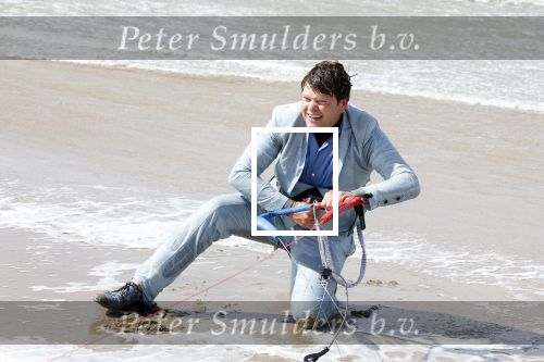 Bloemendaal 7 april 2022
Presentatie schoen van Beau v Erven Dorens in samenwerking met schoenenmerk Rehab. Beau komt al kite surfend aan . Zijn zonen zijn broers en vader zijn ook aanwezig bij strandtent de Republiek.