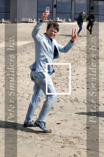 Bloemendaal 7 april 2022
Presentatie schoen van Beau v Erven Dorens in samenwerking met schoenenmerk Rehab. Beau komt al kite surfend aan . Zijn zonen zijn broers en vader zijn ook aanwezig bij strandtent de Republiek.