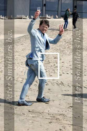 Bloemendaal 7 april 2022
Presentatie schoen van Beau v Erven Dorens in samenwerking met schoenenmerk Rehab. Beau komt al kite surfend aan . Zijn zonen zijn broers en vader zijn ook aanwezig bij strandtent de Republiek.