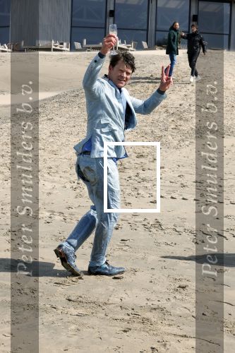 Bloemendaal 7 april 2022
Presentatie schoen van Beau v Erven Dorens in samenwerking met schoenenmerk Rehab. Beau komt al kite surfend aan . Zijn zonen zijn broers en vader zijn ook aanwezig bij strandtent de Republiek.