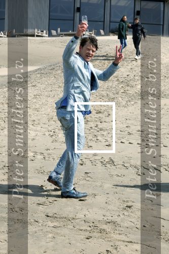 Bloemendaal 7 april 2022
Presentatie schoen van Beau v Erven Dorens in samenwerking met schoenenmerk Rehab. Beau komt al kite surfend aan . Zijn zonen zijn broers en vader zijn ook aanwezig bij strandtent de Republiek.