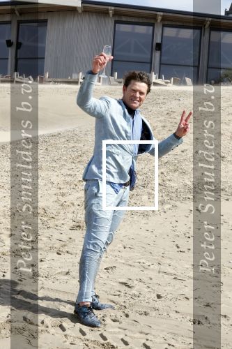 Bloemendaal 7 april 2022
Presentatie schoen van Beau v Erven Dorens in samenwerking met schoenenmerk Rehab. Beau komt al kite surfend aan . Zijn zonen zijn broers en vader zijn ook aanwezig bij strandtent de Republiek.
