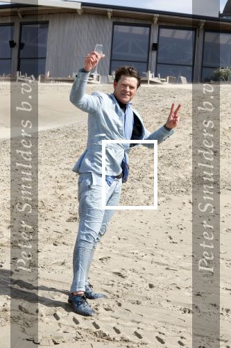 Bloemendaal 7 april 2022
Presentatie schoen van Beau v Erven Dorens in samenwerking met schoenenmerk Rehab. Beau komt al kite surfend aan . Zijn zonen zijn broers en vader zijn ook aanwezig bij strandtent de Republiek.