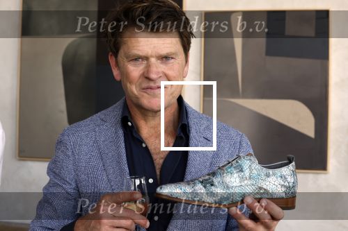 Bloemendaal 7 april 2022
Presentatie schoen van Beau v Erven Dorens in samenwerking met schoenenmerk Rehab. Beau komt al kite surfend aan . Zijn zonen zijn broers en vader zijn ook aanwezig bij strandtent de Republiek.