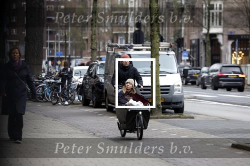 Amsterdam 6 april 2022
Christian Poulsen met zijn. vrouw in de bakfiets rijdend door Amsterdam