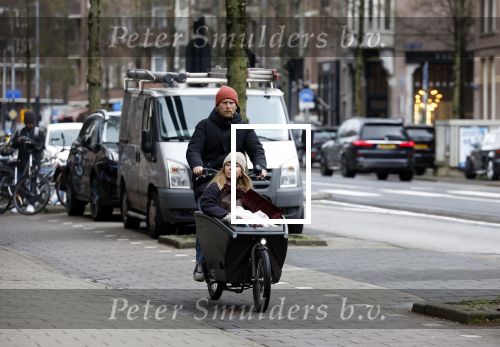 Amsterdam 6 april 2022
Christian Poulsen met zijn. vrouw in de bakfiets rijdend door Amsterdam