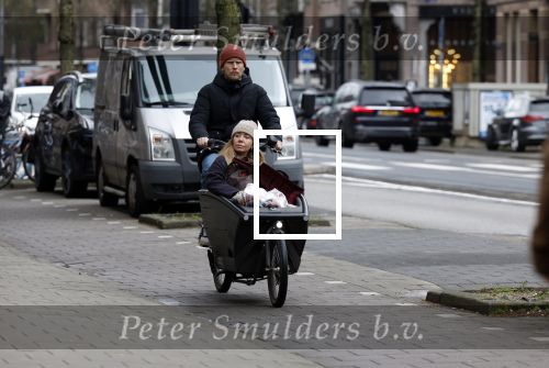Amsterdam 6 april 2022
Christian Poulsen met zijn. vrouw in de bakfiets rijdend door Amsterdam