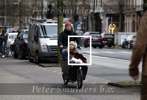 Amsterdam 6 april 2022
Christian Poulsen met zijn. vrouw in de bakfiets rijdend door Amsterdam