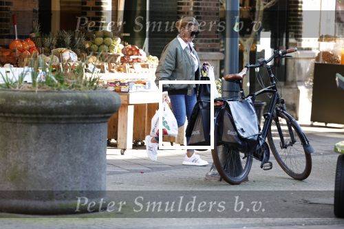 Amsterdam 7 maart 2022
Connie Witteman en haar zoon Marvion Breukhoven doen boodschappen in amsterdam zuid met een biro karretje
