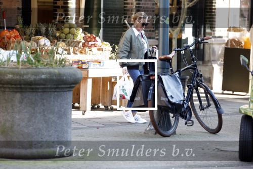 Amsterdam 7 maart 2022
Connie Witteman en haar zoon Marvion Breukhoven doen boodschappen in amsterdam zuid met een biro karretje