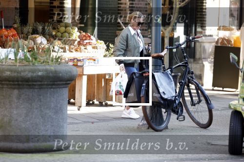 Amsterdam 7 maart 2022
Connie Witteman en haar zoon Marvion Breukhoven doen boodschappen in amsterdam zuid met een biro karretje
