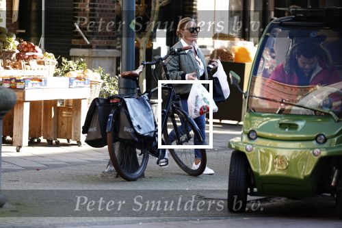 Amsterdam 7 maart 2022
Connie Witteman en haar zoon Marvion Breukhoven doen boodschappen in amsterdam zuid met een biro karretje