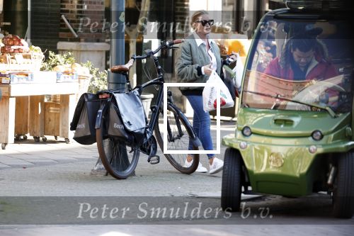 Amsterdam 7 maart 2022
Connie Witteman en haar zoon Marvion Breukhoven doen boodschappen in amsterdam zuid met een biro karretje