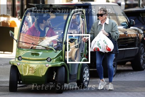 Amsterdam 7 maart 2022
Connie Witteman en haar zoon Marvion Breukhoven doen boodschappen in amsterdam zuid met een biro karretje