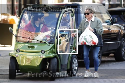 Amsterdam 7 maart 2022
Connie Witteman en haar zoon Marvion Breukhoven doen boodschappen in amsterdam zuid met een biro karretje