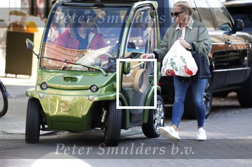 Amsterdam 7 maart 2022
Connie Witteman en haar zoon Marvion Breukhoven doen boodschappen in amsterdam zuid met een biro karretje