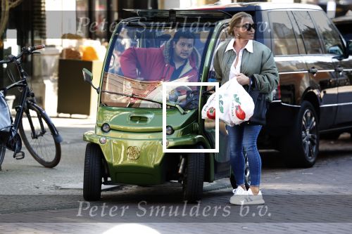 Amsterdam 7 maart 2022
Connie Witteman en haar zoon Marvion Breukhoven doen boodschappen in amsterdam zuid met een biro karretje