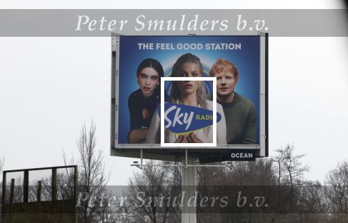 Houten Utrecht 1 maart 2022
Abri Sky radio met daarop Davina Michelle Dua Lipa en
