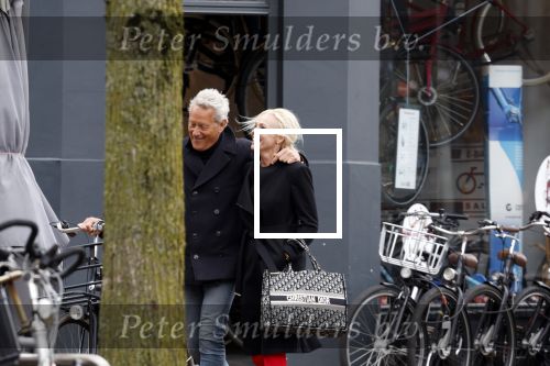 Amsterdam 6 april 2022
Denise Boekhoff met haar nieuwe vriend Mike Kesseler op straat in Amsteram zuid