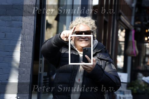 Amsterdam 9 maart 2022
Dirk Zeelenberg bellend op straat in Amsterdam zuid.