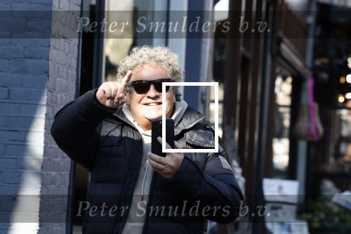 Amsterdam 9 maart 2022
Dirk Zeelenberg bellend op straat in Amsterdam zuid.