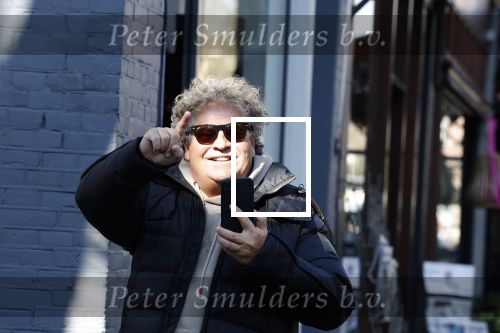 Amsterdam 9 maart 2022
Dirk Zeelenberg bellend op straat in Amsterdam zuid.