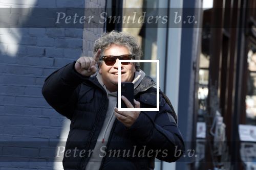 Amsterdam 9 maart 2022
Dirk Zeelenberg bellend op straat in Amsterdam zuid.